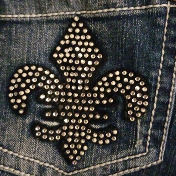 Red Rivet Jean Capris - Picture 7 of 8